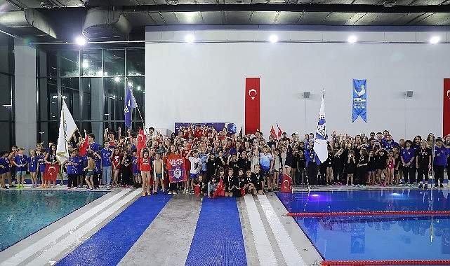 Geleceğin Milli Yüzücüleri Aliağa'da Atatürk İçin Kulaç Attı